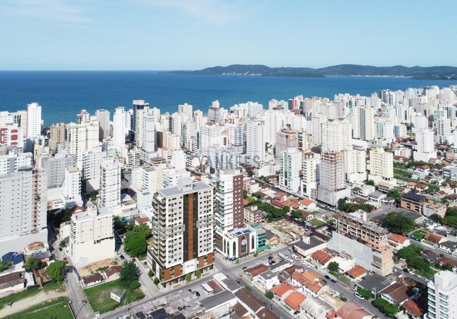 3 sutes, lazer completo no corao da Meia Praia