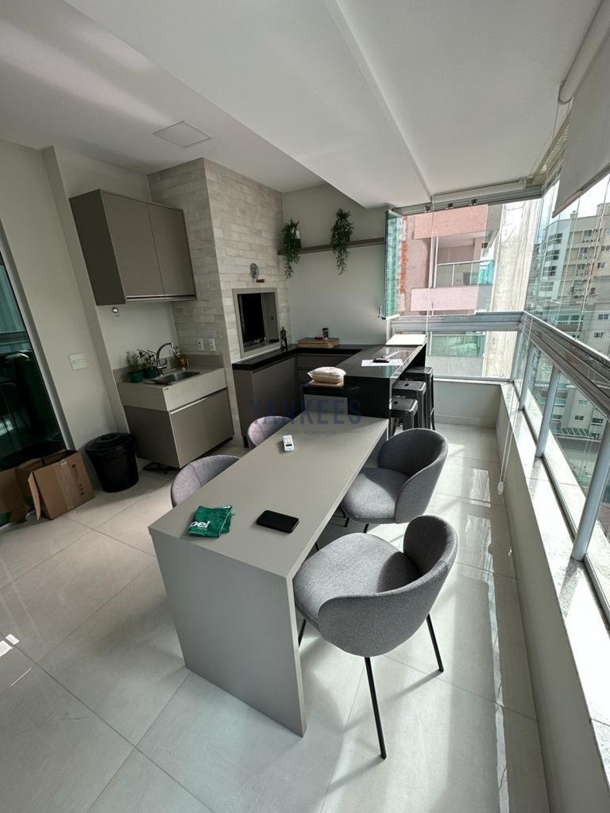 APARTAMENTO MOBILIADO 4 SUTES NA MEIA PRAIA