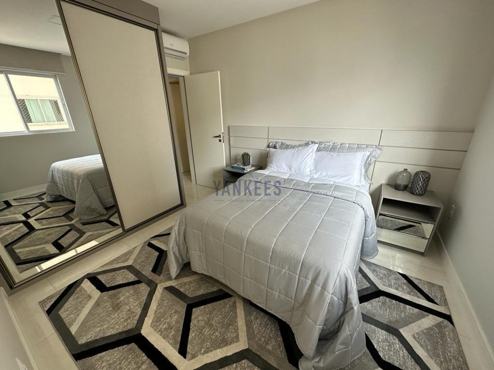 APARTAMENTO MOBILIADO 4 SUTES NA MEIA PRAIA